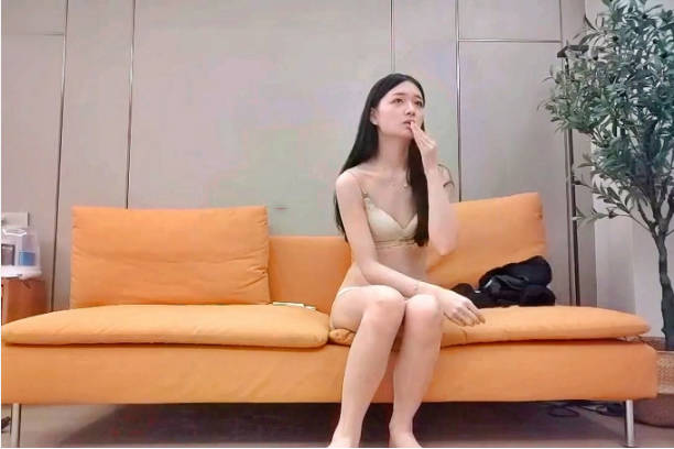 我X流鼻血啊，女神首次露脸 有点惊为天人的感觉，太漂亮了吧，身材还这么棒