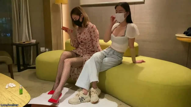 震撼双飞 白T蓝牛仔裤和醉话裙的极品嫩模俩人玩双飞 性感开档黑丝细高跟 两女吃一鸡巴