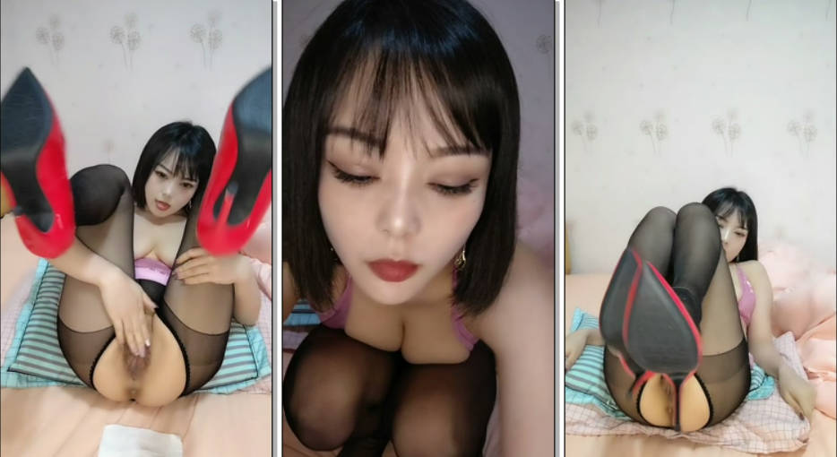 风骚淫荡的女老师镜头前的诱惑，丝袜高跟超有味道，掰开骚穴玩弄电动假鸡巴深入探索骚穴深处，浪叫呻吟不止}