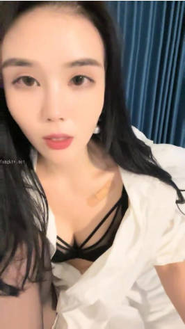 御姐下海！我靠！超漂亮【小美一线天】，气质大美女，一根棒子把自己玩得湿漉漉，极品尤物必看}