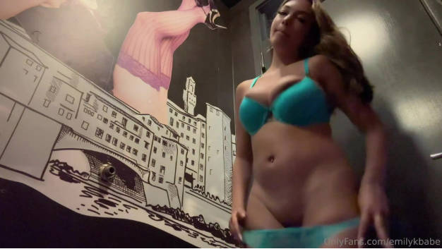 万人求档INS混血网红【Emily Kbabe】付费⑤，爆乳细腰翘臀自慰啪啪，真想不到她是个反差婊骚货呀}