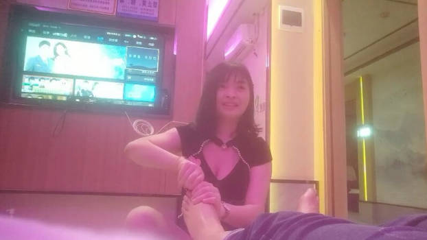 横扫街头炮王佳作，完整版未流出，【老王探花】，玩法升级了，不满足只在店里，砸钱约出来漂亮小少妇}