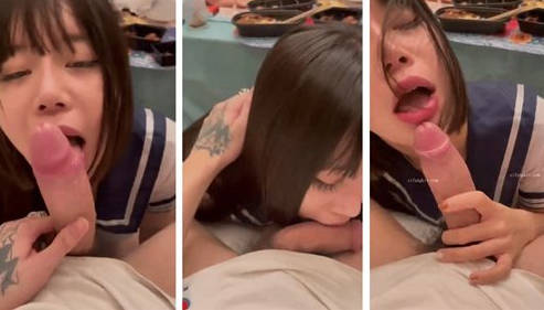 【极品反差婊】超可爱的妹子饭后帮男友清洁鸡巴，吃鸡技术一流，看她吞食大屌的模样，太骚了！