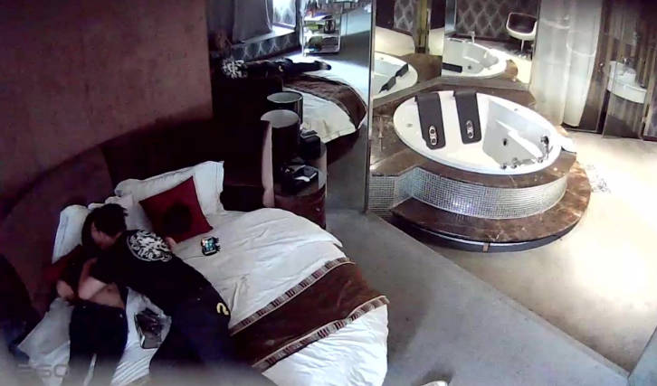 《监控破解》干瘦小伙酒店约炮丰满少妇第二炮换上情趣黑丝继续