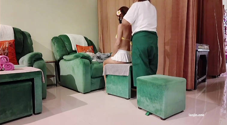 2025年10月最新，【chishan999池善】，付费群极限人前露出，裸体街头骑车，海滩，加油站，深夜的街