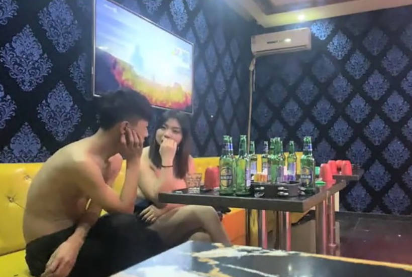 采花狂魔，【KTV勾搭探花】，寂寞的夜晚，KTV跟美女饮酒高歌，大奶子有些害羞，酒店偷拍香艳场景