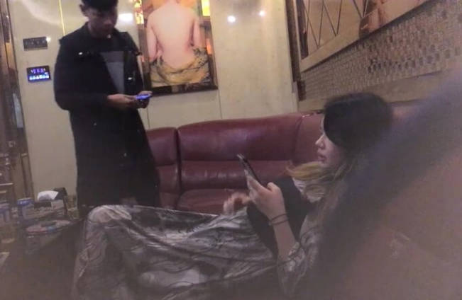 泡良佳作，【KTV勾搭探花】，帅小伙喜欢玩少妇，连续约了几个，成功搞定短发人妻，酒店里操的不要不要的