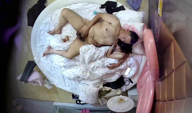 新流出酒店情趣大圆床多角度偷拍舔鲍达人 趴在女友穴上就是狂舔 给舔的嗷嗷叫