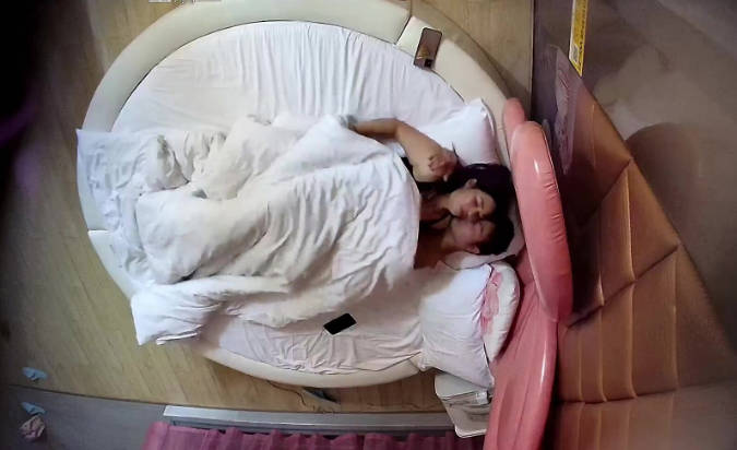 流出酒店情趣大圆床偷拍小伙偷情老乡少妇开房过夜躺平随便操