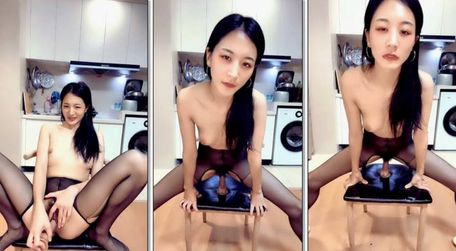 黑丝露脸风骚少妇激情一夜大秀直播，在厨房陪狼友发骚，淫声荡语道具不停蹂躏骚穴，浪叫呻吟不止高潮不断}