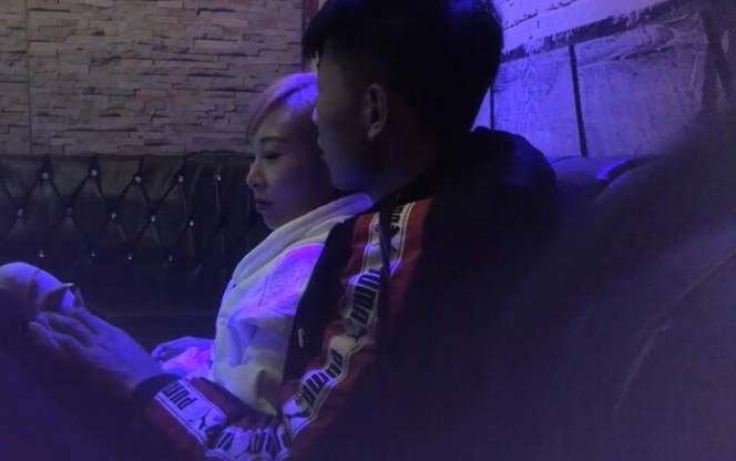 泡良佳作，【KTV勾搭探花】，开奔驰的美少妇，又想男人了，老地方喝酒唱歌谈人生，相约开房操