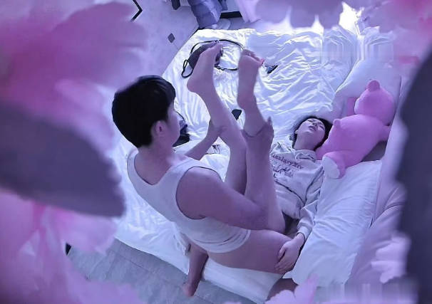 饥渴大学生情侣进门5分钟衣服都没脱干净直接开操 暴力抽插内射