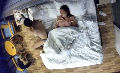 【寂寞女开房】，换上睡衣等男友洗完澡后，主动上位，做爱疯狂饥渴，相拥入眠对白精彩}