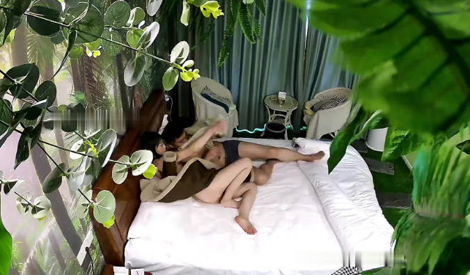 气质女拔完火罐后和男友开房疏松筋骨去去骨火}