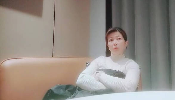 泡良最佳教程，【良家故事】，风韵犹存的知性美人妻，外表看着贤良淑德的正派模样，脱光浪叫就数她叫的骚