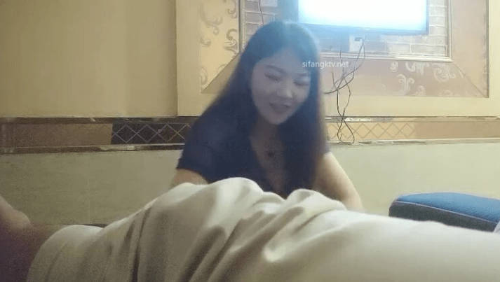 一代炮王，疯狂的做爱机器，【山鸡岁月】，连续逛了两个足浴店，风骚少妇单独约出来，操的白浆