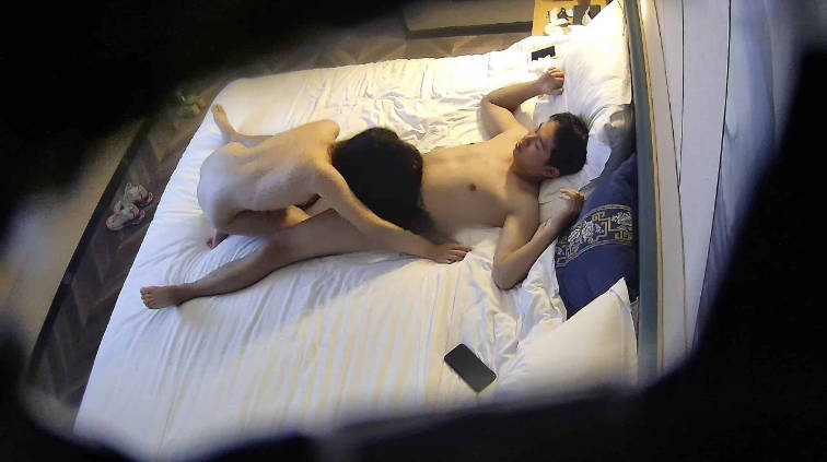 高端外围女 这颜值身材出来卖逼真是可惜了，“爸爸，用了操我，使劲操我”..腿被男人压着