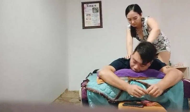 真实探访，按摩足疗店，搞黄界的史泰龙，【山鸡岁月】21.06.17偷拍，连续拿下几个美熟女