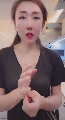 最新抖音泄密！超有气质旅游博主【小泽环球自驾】露点自慰，超强反差}