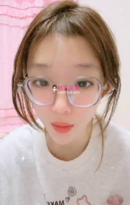 乖巧颜值眼镜妹妹！居家小秀一波！一线天微毛肥穴，跳蛋塞入翘起屁股，小穴非常粉嫩