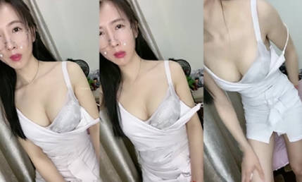 女神回归，震撼全场，【夜花香】，模特身材，雪白滚圆的咪咪，看一眼就挪不开了，老粉丝们日盼夜盼